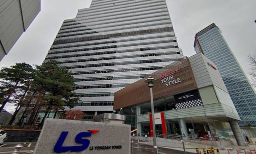 25일 서울 용산구 LS용산타워에 신종 코로나바이러스 감염증(코로나19) 확진자가 발생해 건물이 폐쇄됐다.