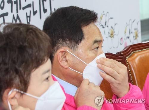 마스크 착용하는 심재철 미래통합당 심재철 원내대표가 2월 24일 국회에서 열린 최고위원회의에서 발언을 마친 뒤 마스크를 다시 착용하고 있다. [연합뉴스 자료사진]