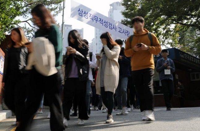 서울 강남구 단국대학교사범대학부속고등학교에서 열린 삼성직무적성검사(GSAT)에 응시한 취업준비생들이 시험을 마치고 고사장을 나서고 있다(자료사진).ⓒ뉴시스