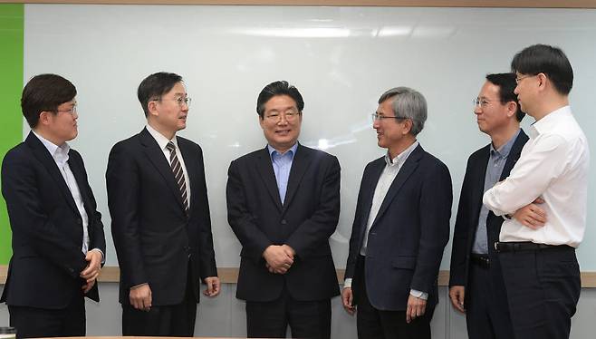 지난 21일 서울 영등포구 한국에너지공단 서울지역본부에서 전자신문이 주관한 에너지 대전환 시대 좌담회가 열렸다. 왼쪽부터 양종석 전자신문 산업에너지부 부장, 김정일 산업통상자원부 에너지혁신정책관, 김홍장 충남 당진시장(에너지전환 지방정부협의회 회장), 문승일 서울대 전기·정보공학부 교수, 김현제 에너지경제연구원 부원장, 한병화 유진투자증권 연구위원.
