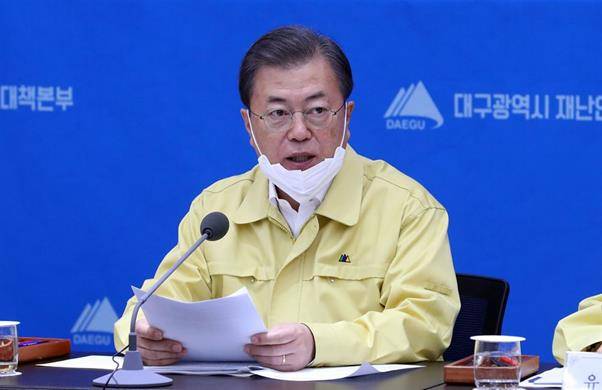 문재인 대통령이 25일 대구시청에서 열린 신종 코로나바이러스 감염증(코로나19) 대구지역 특별대책회의에서 발언하고 있다. 청와대사진기자단