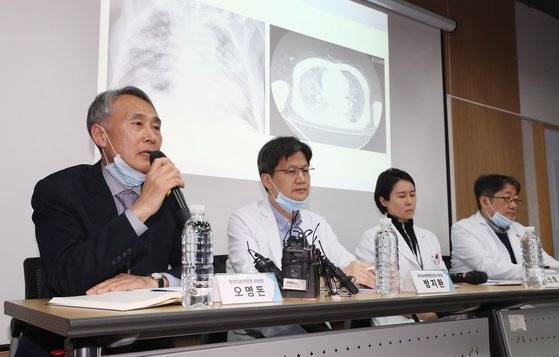 오명돈 중앙임상위원회 위원장(맨 왼쪽)이 26일 국립중앙의료원에서 열린 신종감염병 중앙임상위원회 기자회견에서 발언을 하고 있다, [연합뉴스]