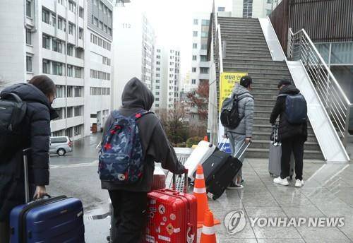 기숙사 들어가는 유학생들 [연합뉴스 자료사진]