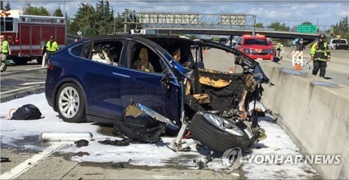 2018년 3월 미국에서 자율주행 모드로 가던 테슬라 모델X 차량이 고속도로 분리대를 들이받은 직후 모습. 당시 숨진 운전자의 유족은 테슬라를 상대로 손해배상 소송을 냈다. [AP=연합뉴스 자료사진]