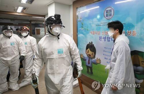 경기도, 과천 신천지 시설 역학조사 (과천=연합뉴스) 홍기원 기자 = 사진은 지난 25일 역학조사가 진행 중인 경기도 과천시 모 상가에 있는 신천지예수교회 부속기관 모습. xanadu@yna.co.kr