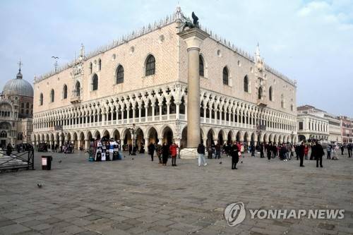 코로나19 강타로 한산한 베네치아 산마르코 광장 (베네치아 AFP=연합뉴스) 이탈리아의 신종 코로나바이러스 감염증(코로나19) 확진자 수가 아시아 지역 외 국가로는 처음으로 200명을 넘어선 가운데 평소 같으면 인파로 넘칠 세계적 관광도시 베네치아의 산마르코 광장이 25일(현지시간) 한산한 모습을 하고 있다. ymarshal@yna.co.kr