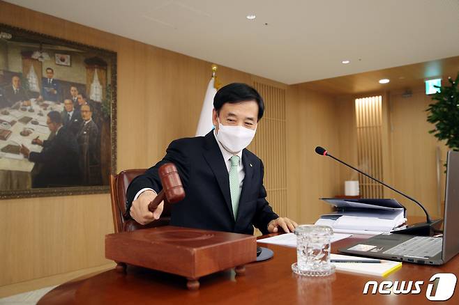 이주열 한국은행 총재가 27일 서울 중구 한국은행에서 열린 금융통화위원회에서 의사봉을 두드리고 있다. (한국은행 제공) 2020.2.27/뉴스1