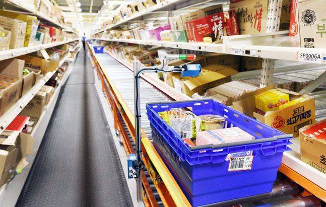 홈플러스 원천 FC에서 피킹을 마친 온라인 상품들이 배송차량으로 이동하는 모습.ⓒ홈플러스