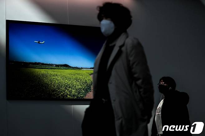 (인천공항=뉴스1) 성동훈 기자 = 신종 코로나바이러스 감염증(코로나19) 확진자가 1,000명을 돌파한 26일 오후 인천국제공항 제1터미널에서 마스크를 착용한 여행객들이 출국장으로 향하고 있다. 2020.2.26/뉴스1 <저작권자 © 뉴스1코리아, 무단전재 및 재배포 금지>