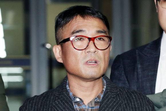 경찰조사 마친 ‘성폭행 혐의’ 김건모 - 성폭행 혐의을 받는 가수 김건모가 피의자 조사를 마친 뒤 15일 오후 서울 강남경찰서를 빠져나온 뒤 취재진의 질문에 답하고 있다. 2020.1.15 연합뉴스