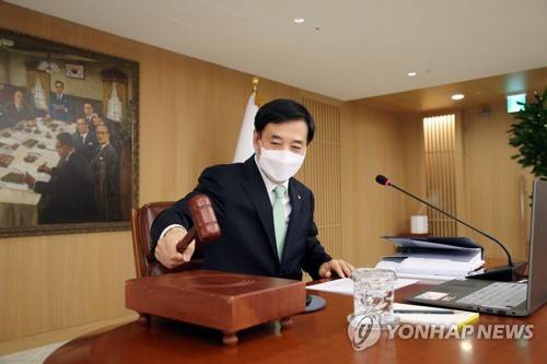 의사봉 두드리는 이주열 한은 총재 (서울=연합뉴스) 이주열 한국은행 총재가 27일 서울 중구 한국은행에서 열린 금융통화위원회에서 의사봉을 두드리고 있다. 2020.2.27       [한국은행 제공. 재판매 및 DB 금지] photo@yna.co.kr