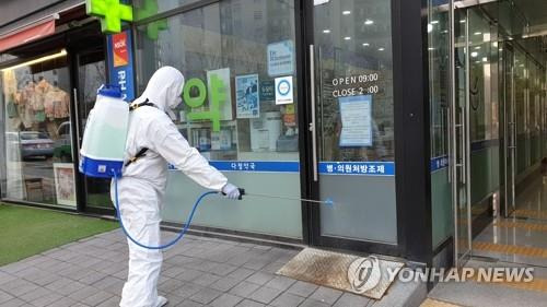 감염자 동선 방역 소독 (천안=연합뉴스) 이은중 기자 = 26일 충남 천안시 불당동 다정약국에서 천안시 관계자가 방역 소독을 하고 있다. 이 약국은 천안에서 4번째로 발생한 감염자가 다녀간 약국이다. 2020. 2. 27       jung@yna.co.kr