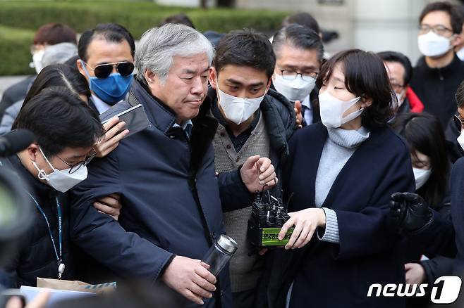 공직선거법 위반 혐의를 받고 있는 전광훈 목사(한국기독교총연합회 대표회장)가 24일 오후 서울 서초구 중앙지방법원에서 구속 전 피의자 심문(영장실질심사)을 마친 후 경찰 호송차로 향하고 있다. '2020.2.24/뉴스1 © News1 안은나 기자