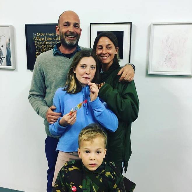 피비의 남편이자 아트 컨설턴트인 맥스 위그램과 피비의 아이들인 마야와 말로