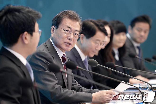 (서울=뉴스1) = 문재인 대통령이 지난 27일 청와대에서 국토교통부와 해양수산부 업무보고에 앞서 발언하고 있다.  문 대통령은 이 자리에서 "국토교통부와 해양수산부의 업무보고를 갖는 것은 비상상황에도 정부가 해야 할 일을 뚜벅뚜벅 해 나가야 하기 때문"이라고 말했다. (청와대 제공) 2020.2.27/뉴스1  <저작권자 © 뉴스1코리아, 무단전재 및 재배포 금지>