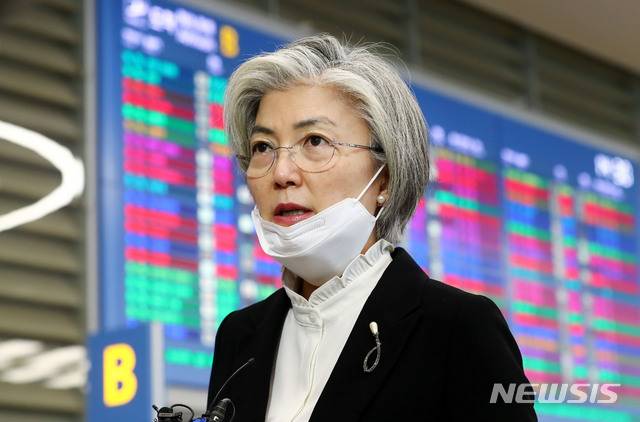 [인천공항=뉴시스]홍효식 기자 = 강경화 외교부 장관이 27일 오후 인천국제공항 제2터미널을 통해 귀국, 취재진 질문에 답하고 있다.  2020.02.27. yesphoto@newsis.com