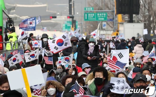 22일 서울 광화문 교보빌딩 앞에서 문재인하야범국민투쟁본부(범투본) 주최로 대한민국 바로 세우기 국민대회가 열리고 있다.  © News1 이동해 기자