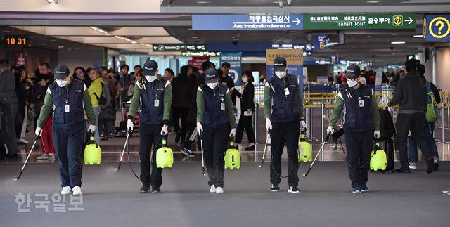 [코로나19] 인천공항공사 시설환경팀 관계자들이 지난달 21일 인천국제공항 입국장에서 방역 작업을 하고 있다. 영종도=이한호 기자