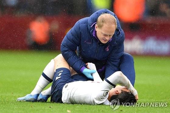 지난 16일 영국 버밍엄 빌라 크에서 열린 애스턴 빌라와 프리미어리그 경기 중 팔을 다친 손흥민. AP=연합뉴스