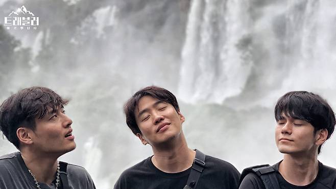‘트래블러’ 강하늘 안재홍 옹성우가 이과수 폭포의 풍광에 감탄한다.사진=JTBC 제공