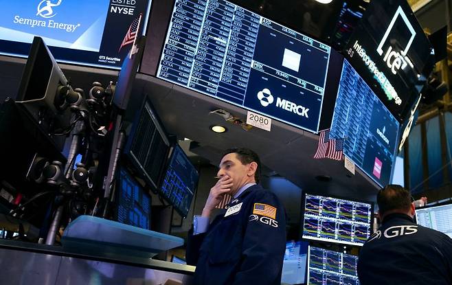 [뉴욕=AP/뉴시스]27일(현지시간) 미국 뉴욕증권거래소(NYSE)에 주가 폭락에 한 거래인이 입을 가리고 서있다. 2020.02.28.
