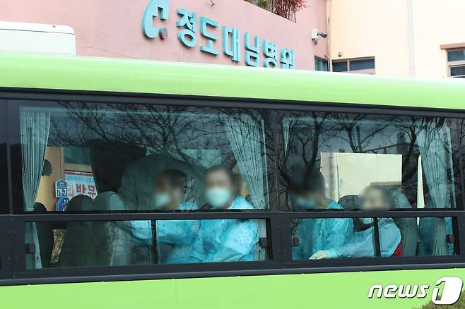 27일 오후 경북 청도대남병원에 입원 중이던 다수의 신종 코로나바이러스 감염증(코로나19) 확진자들이 국립정신건강센터로 옮겨가기 위해 이송 버스에 탑승해 출발하기를 기다리고 있다. 2020.2.27/뉴스1 © News1 공정식 기자