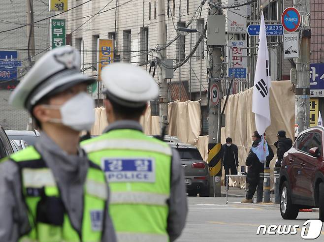 1일 구속된 전광훈 한국기독교총연합회 대표회장이 담임목사로 있는 서울 성북구 사랑제일교회에서 경찰이 교회로 가는 길을 통제하고 있다. 신종 코로나바이러스 감염증(코로나19) 확산 위험 때문에 대형교회들이 이날 주일 예배를 온라인으로 대신했지만 사랑제일교회는 집회 성격의 3·1절 예배를 강행했다. 2020.3.1/뉴스1 © News1 신웅수 기자