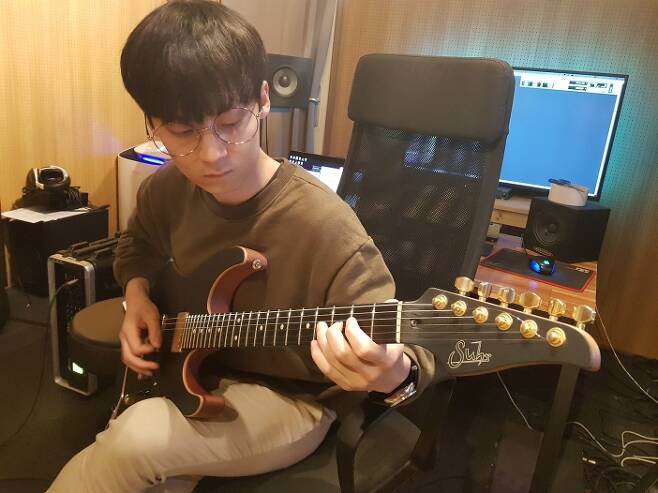 서(Suhr) 기타로 시연하고 있는 박준수.