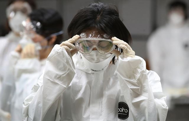 신종 코로나바이러스 감염병(코로나19) 전담병원인 대구 북구 학정동 근로복지공단 대구병원 의료진들이 진료를 준비 중이다. 뉴스1