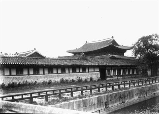 경복궁 근정전 좌측 행각 외부의 모습. 일제강점기 촬영. [사진 국립중앙박물관]