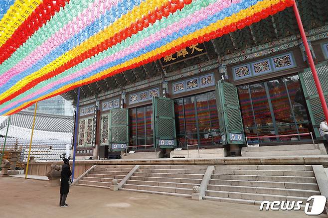 1일 오전 서울 종로구 조계사가 한산하다. 조계사는 신종 코로나바이러스 감염증(코로나19) 확산에 따라 대웅전 출입시 마스크를 착용하도록 하고 열감지카메라를 설치했으며, 일요법회를 법문없이 기도로만 진행하고 있다. 2020.3.1/뉴스1 © News1 안은나 기자