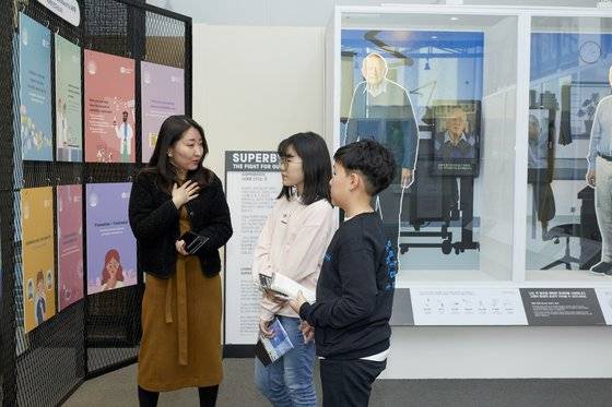 항생제 내성의 위험성을 인식하고, 항생제의 올바른 사용법을 알아보기 위해 소중 학생기자단이 ‘슈퍼버그 : 우리의 삶을 위한 투쟁’ 특별전이 열리는 대전 국립중앙과학관을 찾았다.