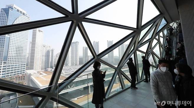 &nbsp;코로나19 확산이 지속되고 있는 가운데 2일 오전 오픈한 경기 수원 갤러리아백화점 광교점을 찾은 시민들이 내부를 둘러보고 있다. / 사진=김창현 기자 chmt@