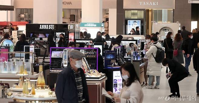 &nbsp;코로나19 확산이 지속되고 있는 가운데 2일 오전 오픈한 경기 수원 갤러리아백화점 광교점에서 시민들이 내부를 둘러보고 있다. / 사진=김창현 기자 chmt@