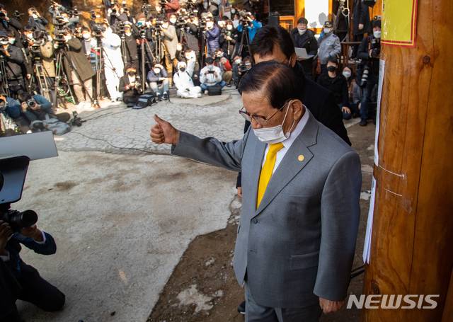 [가평=뉴시스]김선웅 기자 = 이만희 신천지예수교 증거장막성전 총회장이 2일 오후 경기 가평 신천지 평화의 궁전에서 열린 코로나바이러스 감염증(코로나19) 사태 관련 기자회견을 마치고 나가며 기자들을 향해 엄지를 지켜 세우고 있다. 2020.03.02.photo@newsis.com