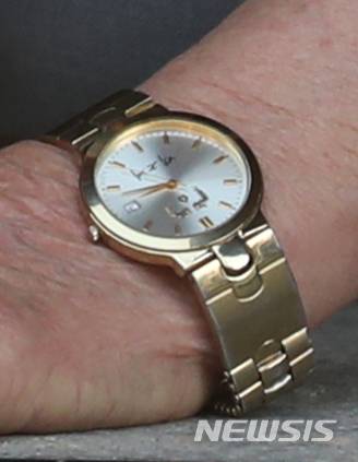 [가평=뉴시스]김선웅 기자 = 이만희 신천지예수교 증거장막성전 총회장이 2일 오후 경기 가평 평화연수원에서 코로나19 관련 기자회견을 하고 있다. 손목에는 봉황 무늬가 새겨진 '박근혜 시계'를 차고 있다. 2020.03.02. photo@newsis.com