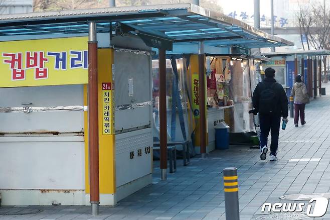 (서울=뉴스1) 민경석 기자 = 코로나19(신종 코로나바이러스 감염) 여파가 노량진 공무원 학원가로 이어지고 있다.   복수의 학원 관계자들에 따르면 노량진 공무원 시험 학원 중 대부분이 지난 2월까지 이어졌던 임시휴강을 3월 첫주까지, 짧게는 3일에서 길게는 5일 연장하는 것으로 알려졌다.   2일 서울 동작구 노량진 컵밥거리 음식점들이 학원 점심시간을 맞이했음에도 불구하고 한산한 모습을 보이고 있다. 2020.3.2/뉴스1  <저작권자 ⓒ 뉴스1코리아, 무단전재 및 재배포 금지>