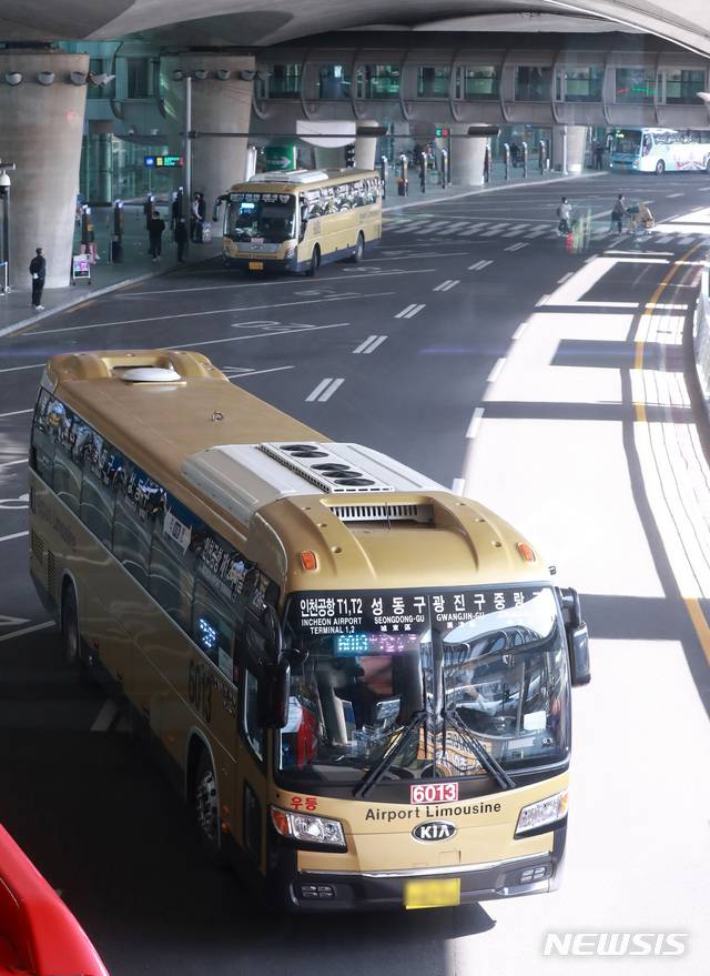 [인천공항=뉴시스] 이영환 기자 = 지난달 11일 오전 인천 중구 인천공항 제1여객터미널 버스 승강장에서 공항리무진이 이동하고 있다. 2020.02.11. 20hwan@newsis.com