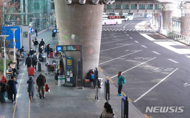 [인천공항=뉴시스] 이영환 기자 = 지난달 11일 오전 인천 중구 인천공항 제1여객터미널 버스 승강장. 2020.02.11. 20hwan@newsis.com