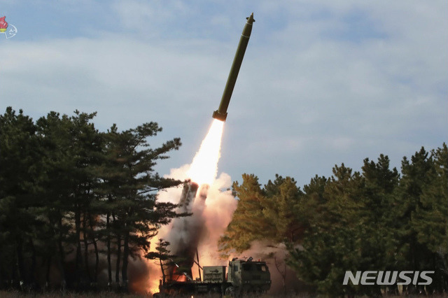 [서울=뉴시스] 북한 조선중앙TV는 김정은 북한 국무위원장이 2일 전선장거리포병구분대의 화력타격훈련을 지도했다고 3일 보도했다. (사진=조선중앙TV 캡처) 2020.03.03. photo@newsis.com