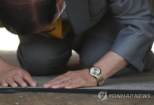 이만희 신천지예수교 증거장막성전(신천지) 총회장이 3월 2일 오후 경기도 가평군 신천지 연수원 '평화의 궁전'에서 기자회견을 열고 있다. 이 총회장의 손목에 청와대 박근혜 전 대통령의 이름이 새겨진 시계가 보이고 있다. [연합뉴스 자료사진]