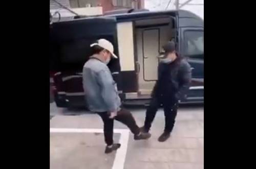 '우한 셰이크'로 불리는 발 부딪히기 인사법 등이 악수의 대안으로 자리를 잡고 있다. [트위터 캡처]