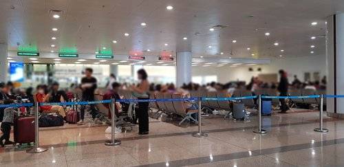한국발 여객기 착륙 불허한 베트남 하노이 공항 지난 1일(현지시간) 한국발 여객기의 착륙을 임시 불허하고 검역을 대폭 강화한 베트남 하노이 공항에서 승객들이 입국 심사를 기다리고 있다. [독자 제공=연합뉴스 자료 사진]