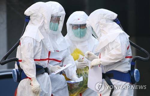 의료봉사에 앞서 의논하는 안철수 (대구=연합뉴스) 김현태 기자 = 국민의당 안철수 대표(왼쪽)가 3일 오전 대구시 중구 계명대학교 대구동산병원에서 방호복을 입고 신종 코로나바이러스 감염증(코로나19) 확진자 관련 의료봉사를 하기에 앞서 다른 의료진과 의논하고 있다. 2020.3.3 mtkht@yna.co.kr