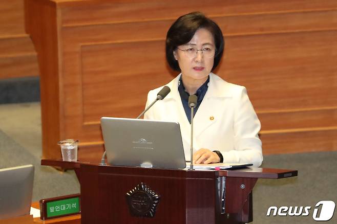 추미애 법무부 장관이 2일 오후 서울 여의도 국회 본회의장에서 열린 제376회 국회(임시회) 제5차 본회의에서 정치·외교·통일·안보 분야 대정부질문에 답하고 있다.  © News1 임세영 기자