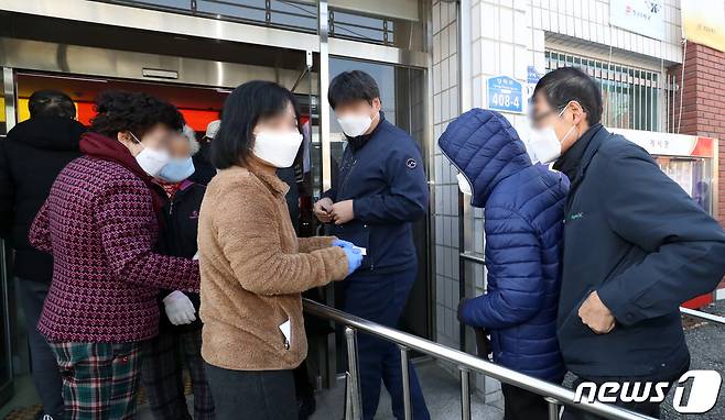 2일 세종시 장군면 장군우체국에서 마스크를 구매하기 위한 시민들이 번호표를 받고 있다.. 2020.3.2/뉴스1 © News1 장수영 기자