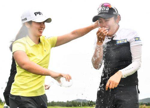 현세린(오른쪽)이 지난해 드림투어 16차전 우승 직후 축하 물 세례를 받고 있는 모습.