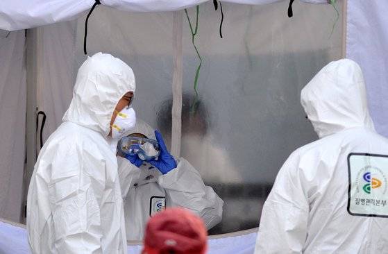 코로나19(신종 코로나 바이러스 감염증)가 전국적으로 확산되고 있는 가운데 지난 3일 대전 서구보건소 선별진료소에서 의료진들이 의심환자의 감염검사를 하는 등 비상 근무를 서고 있다. 프리랜서 김성태