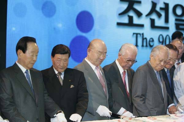 ▲ 서울 소공동 롯데호텔에서 열린 조선일보 창간 90주년 기념식에 참가한 전두환, 김영삼 전 대통령과 내빈들이 방우영 조선일보 명예회장과 함께 축하 케이크를 자르고 있다. 사진=이치열 기자 truth710@