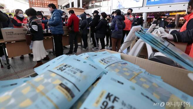 ;코로나19 확산이 지속되고 있는 2일 오후 서울역 내 중소기업명품마루 브랜드K에서 시민들이 마스크를 구매하고 있다. / 사진=김창현 기자 chmt@